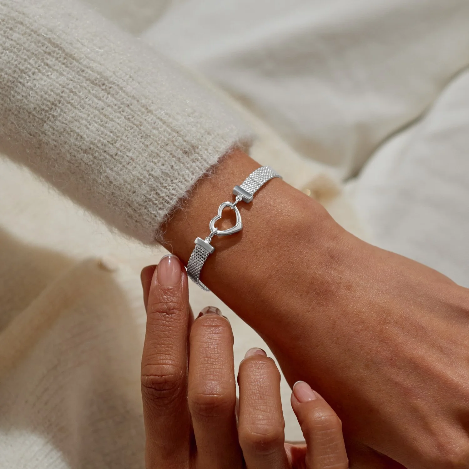 Joma Jewellery - Bracelet Bar Heart Clasp Bracelet - Image 3