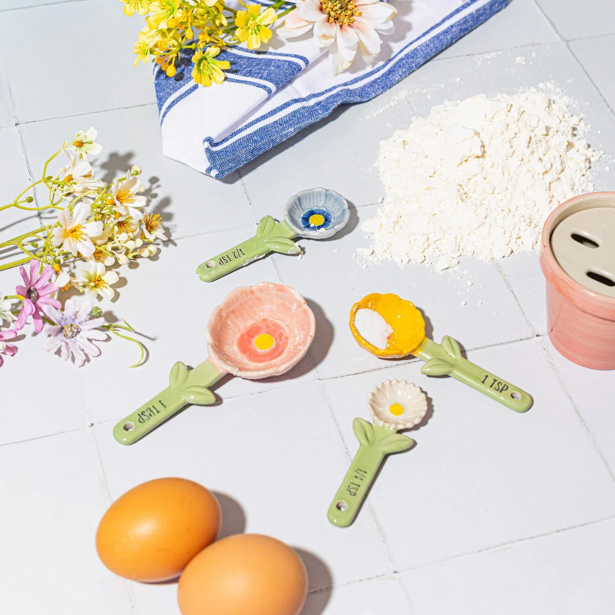 Sass & Belle Flower Measuring Spoons with Pot - Image 3